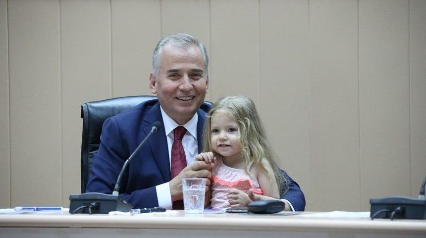 Başkan Osman Zolan&rsquo;a Minik Elif Ada S&uuml;rprizi