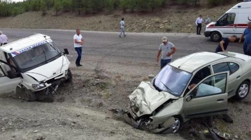 Otomobille Kamyonet &Ccedil;arpıştı: 4 Yaralı