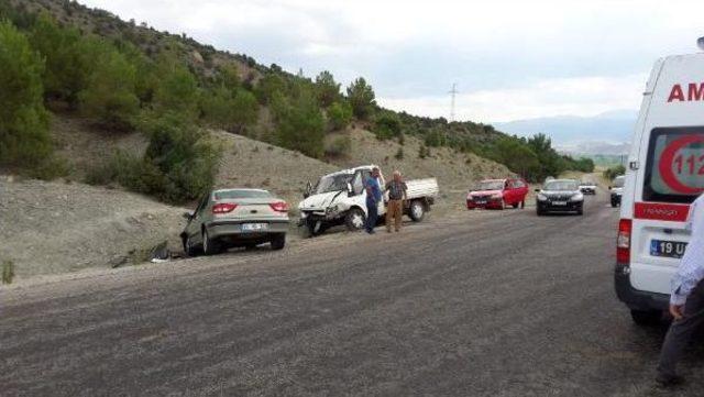 Otomobille Kamyonet &Ccedil;arpıştı: 4 Yaralı 3