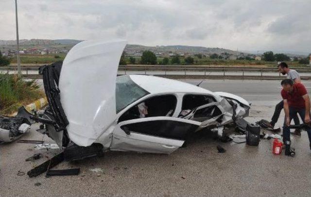 Hurdaya Dönen Otomobilden Sağ Kurtuldu