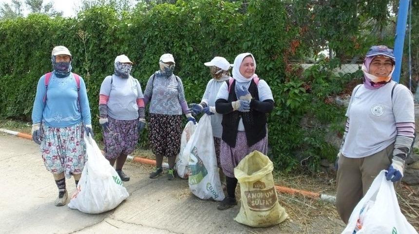Burhaniye&rsquo;de Kent Temizliğine Kadın Eli Değdi