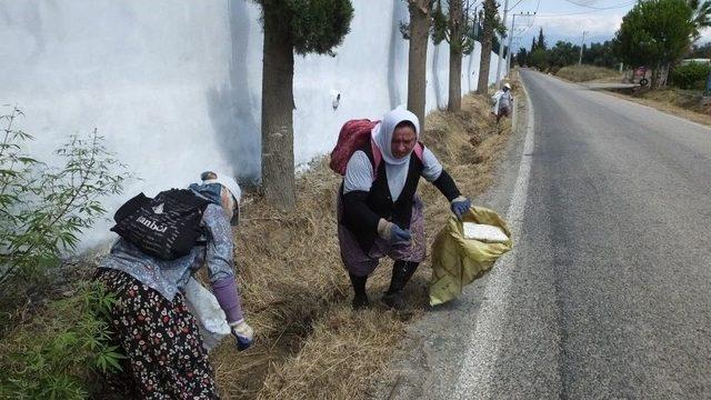 Burhaniye’de Kent Temizliğine Kadın Eli Değdi