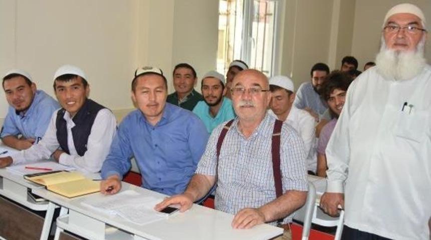 Kırgız &Ouml;ğrencilere Sivas'ta Medrese Usul&uuml; Kurs