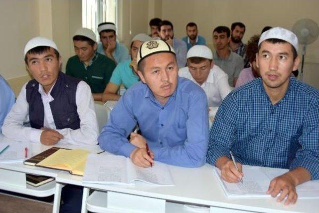 Kırgız Öğrencilere Sivas'ta Medrese Usulü Kurs