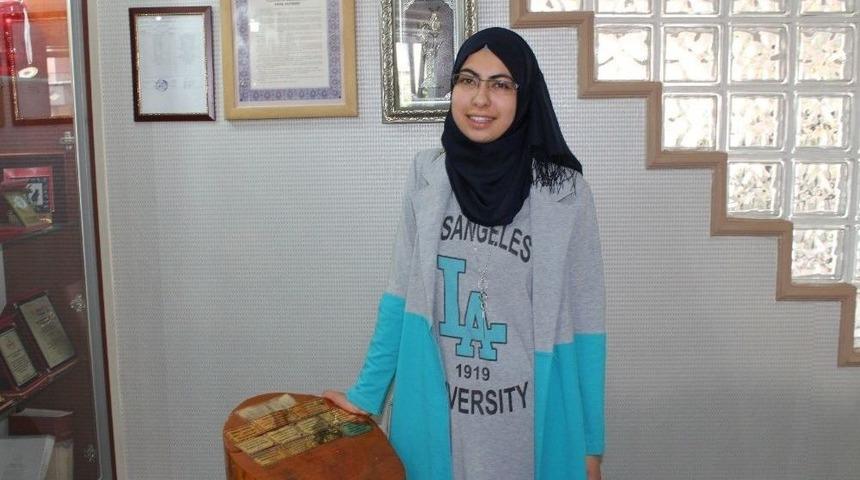 Suriye&rsquo;deki İ&ccedil; Savaştan Ka&ccedil;ıp T&uuml;rkiye&rsquo;ye Sığınan Gen&ccedil; Kız Okul Birincisi Oldu