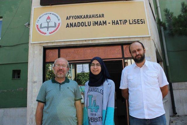 Suriye’deki İç Savaştan Kaçıp Türkiye’ye Sığınan Genç Kız Okul Birincisi Oldu