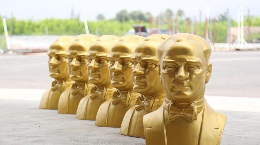 Mezitli&rsquo;de Belediye, B&uuml;t&uuml;n Sitelere Atat&uuml;rk B&uuml;st&uuml; Dikmeye Hazırlanıyor