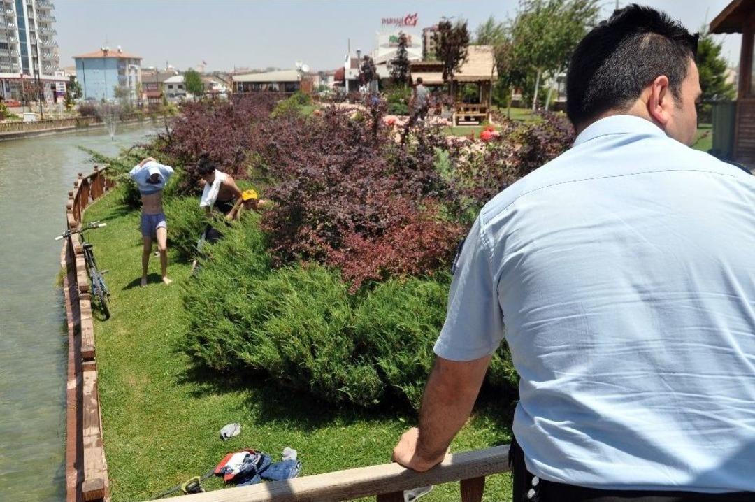 Su Kanalında Serinleyen &Ccedil;ocukları Polis &Ccedil;ıkardı