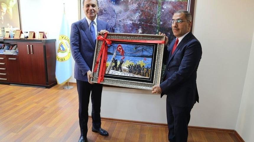 Başkan &Ccedil;elikcan, Ab Bakanı &Ouml;mer &Ccedil;elik&rsquo;e 15 Temmuz Şehitler Anıtı Tablosu Hediye Etti