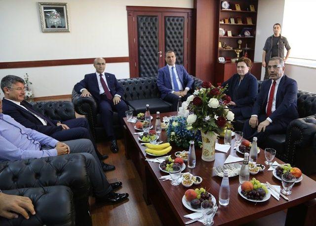 Başkan &Ccedil;elikcan, Ab Bakanı &Ouml;mer &Ccedil;elik&rsquo;e 15 Temmuz Şehitler Anıtı Tablosu Hediye Etti 1