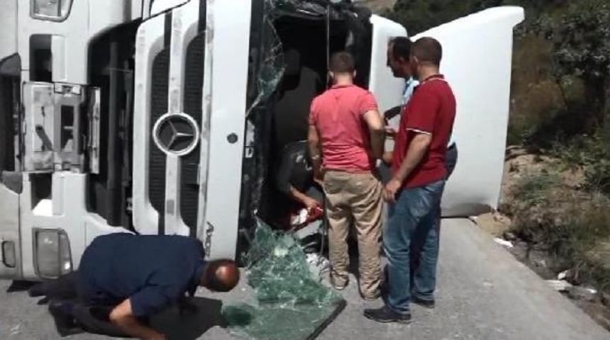 Ey&uuml;p'te Hafriyat Kamyonu Ile İett Otob&uuml;s&uuml; &Ccedil;arpıştı (1)