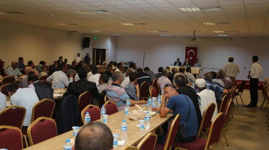 Vali Kam&ccedil;ı Sarız&rsquo;da Muhtarlarla Buluştu