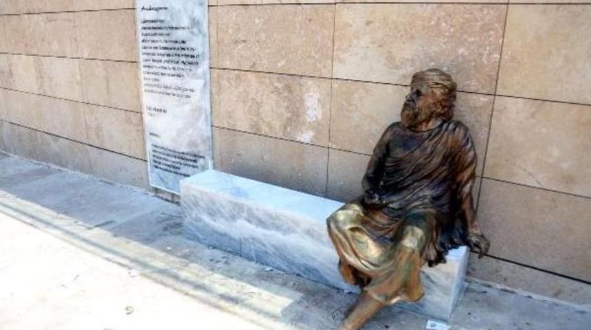 Anaksagoras'ın Elindeki D&uuml;nyayı &Ccedil;aldılar