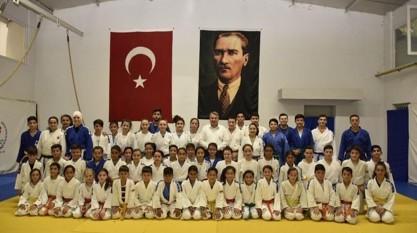 Başkan &Ccedil;er&ccedil;i&rsquo;den Başarılı Sporculara Ziyaret