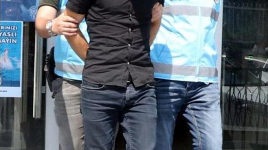 Polis Olduğunu S&ouml;yleyerek 2 Travesti Ve 1 Kadını Gasp Etti