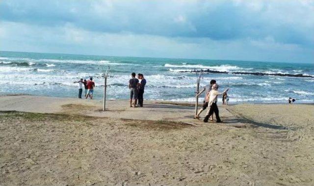 Uyarılara Rağmen Denize Girdiler 3