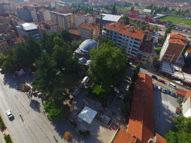 Bozüyük’te Tarihi Cami Tehlike Altında