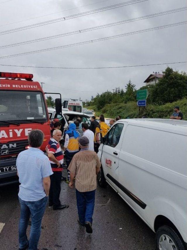 Sakarya’da Trafik Kazası: 6 Yaralı