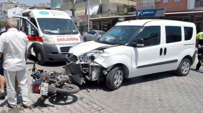 Hafif Ticari Araca &Ccedil;arpan Motosikletli Yaralandı