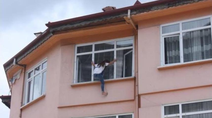 Pencereye &Ccedil;ıkarak Intihara Kalkıştı