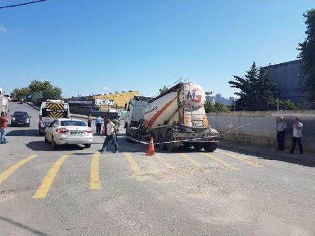 Yol &Ccedil;&ouml;kt&uuml;,beton Kamyonu I&ccedil;ine D&uuml;şt&uuml; 1