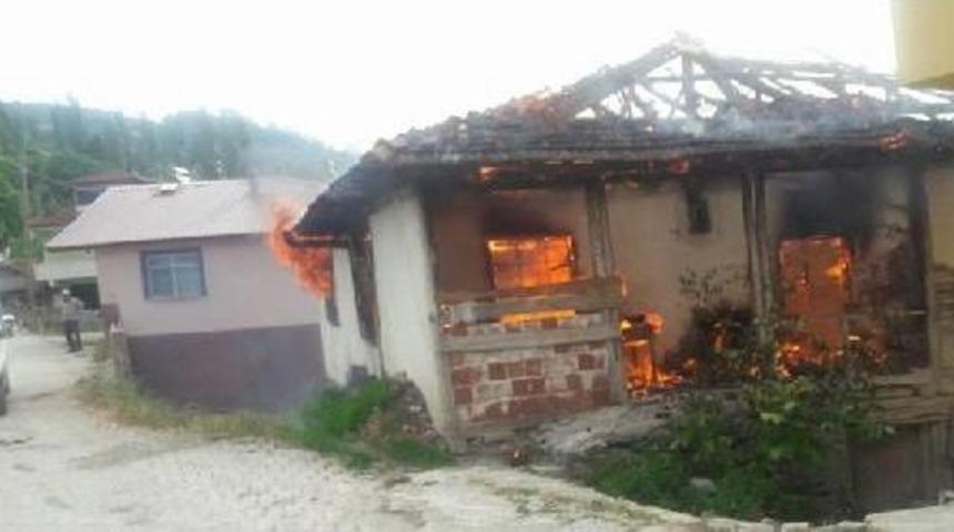 Ahşap Ev Alev Alev Yandı