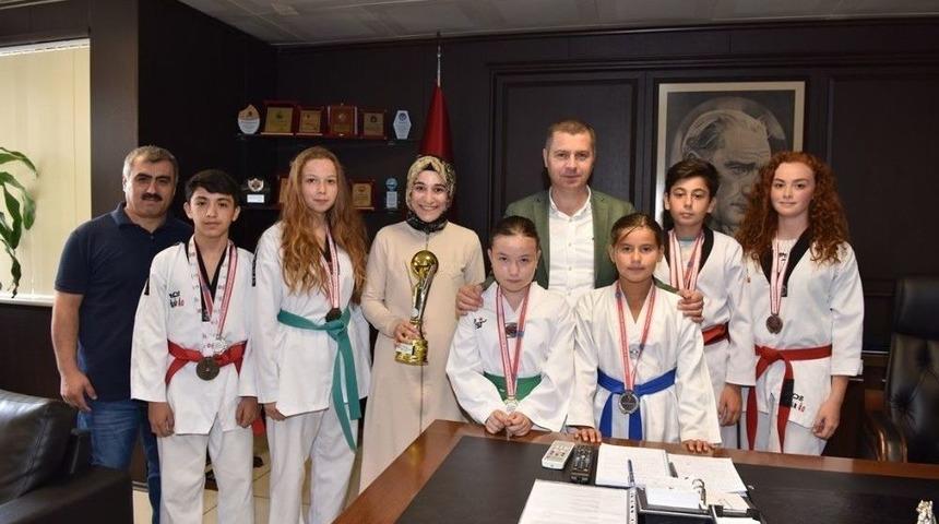 &Ccedil;an Belediyesi Tekvando Kul&uuml;b&uuml;nde Başarı Sevinci