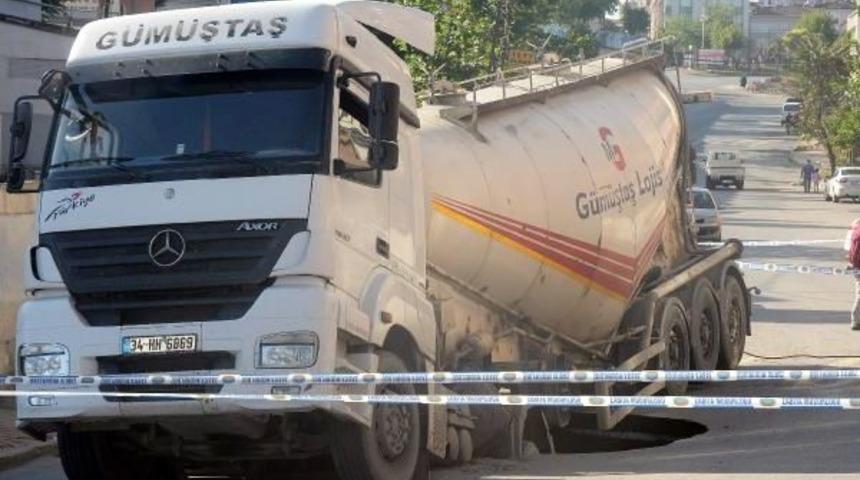 Yol &Ccedil;&ouml;kt&uuml;,beton Kamyonu I&ccedil;ine D&uuml;şt&uuml;