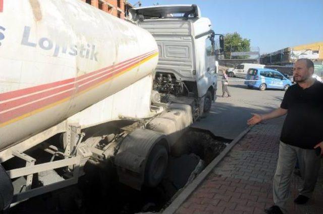 Yol &Ccedil;&ouml;kt&uuml;,beton Kamyonu I&ccedil;ine D&uuml;şt&uuml; 2
