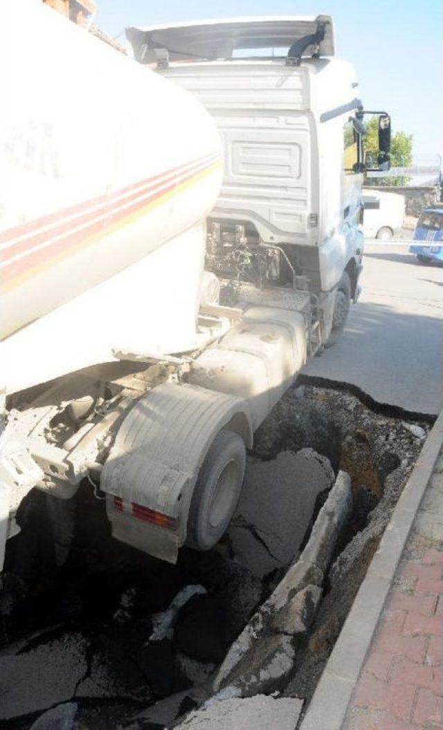 Yol &Ccedil;&ouml;kt&uuml;,beton Kamyonu I&ccedil;ine D&uuml;şt&uuml; 3
