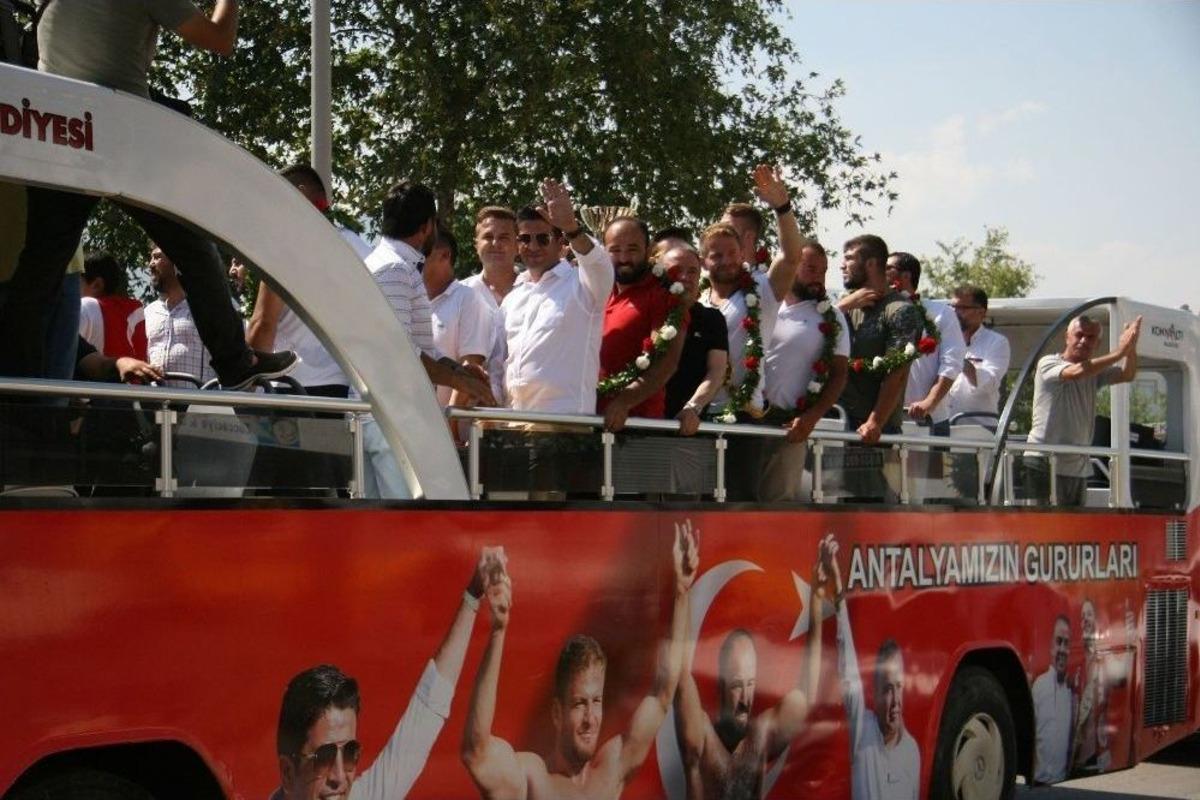 Başpehlivan İsmail Balaban&rsquo;a G&ouml;rkemli Karşılama