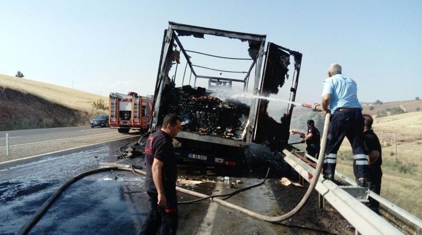 S&uuml;t &Uuml;r&uuml;nleri Taşıyan Tır Yandı