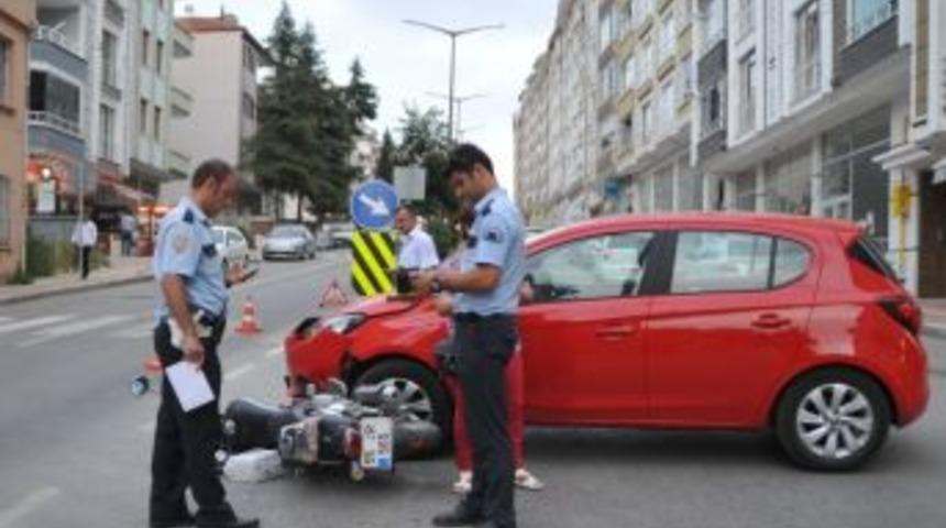 Otomobil Motosikletle &Ccedil;arpıştı: 1 Yaralı