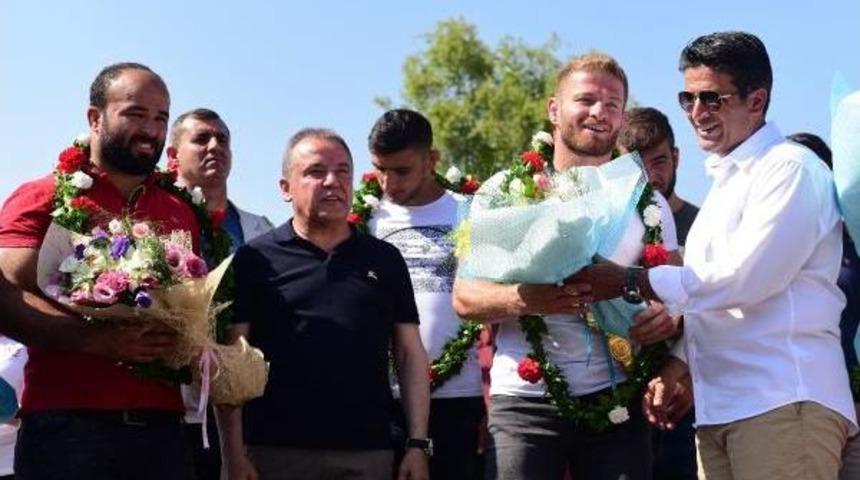 Başpehlivanı Balaban, Memleketinde Davul Zurnayla Karşılandı