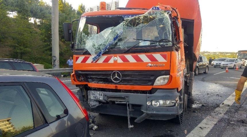 Kağıthane Tem&rsquo;de Trafik Kazası: 4 Yaralı