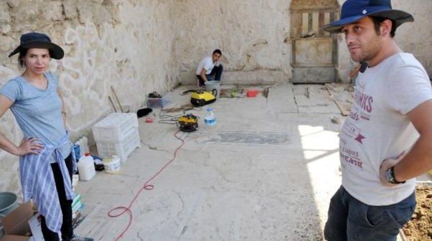 Perge'de, Eşsiz Mozaik G&uuml;n Y&uuml;z&uuml;ne &Ccedil;ıkarılıyor