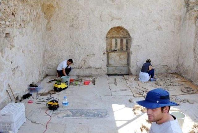 Perge'de, Eşsiz Mozaik Gün Yüzüne Çıkarılıyor