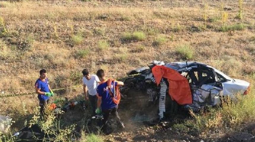 Erzincan- Sivas Karayolunda 2 Otomobil &Ccedil;arpıştı: 3 &Ouml;l&uuml;, 7 Yaralı (2)