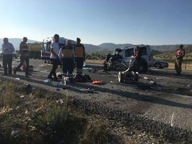 Erzincan- Sivas Karayolunda 2 Otomobil Çarpıştı: 3 Ölü, 7 Yaralı (2)