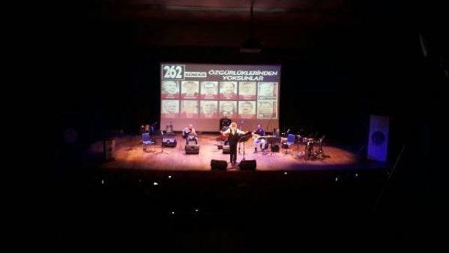 Cumhuriyet in Tutuklu Yazarları Ve Avukatları Için "adalet Nöbeti Buluşması" 2