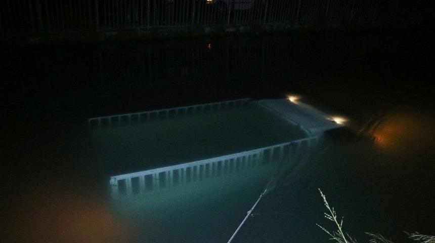 Mahalle Sakinleri Film İzler Gibi Sulama Kanalına D&uuml;şen Aracı İzledi