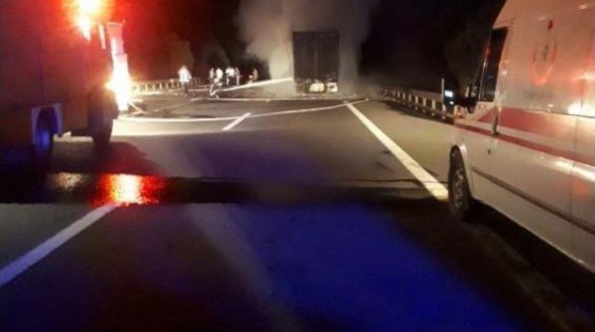 Tem Otoyolu'nda Tır'a Arkadan &Ccedil;arpan Tır'daki 2 Kişi Yanarak &Ouml;ld&uuml; - (2) Yeniden