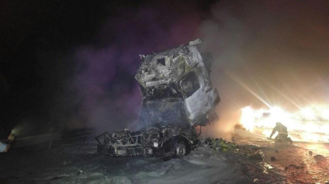 Tırların &Ccedil;arpışması Sonucu Sıkışan İki Kişi Yanarak Can Verdi