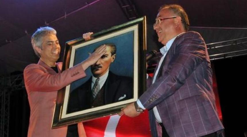 Cengiz Kurtoğlu, Yalova&rsquo;Da Iki Sepet Dut Karşılığı Konser Verdi