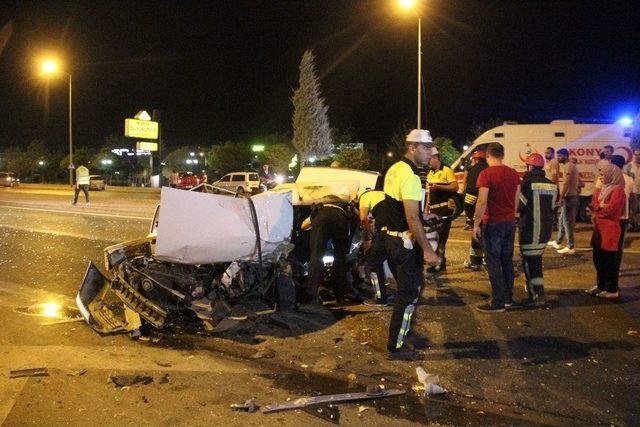 Karşı Şeride Geçen Otomobil Hafif Ticari Araçla Çarpıştı: 1 Ölü 7 Yaralı