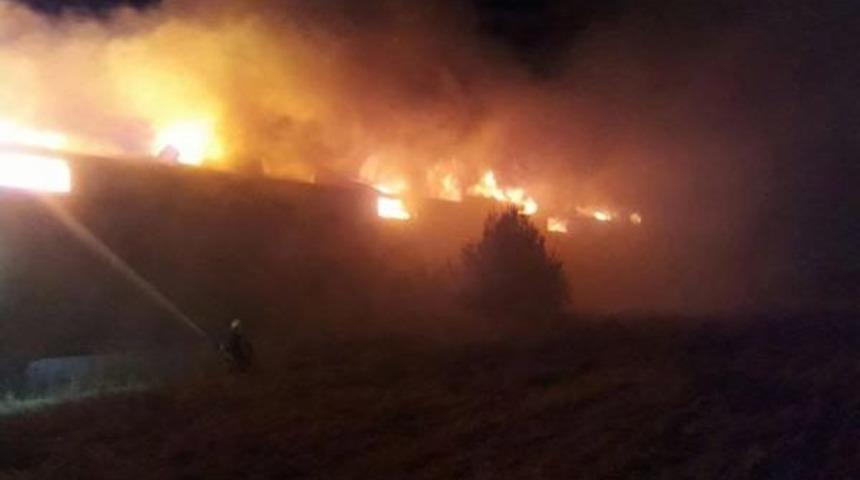 G&ouml;r&uuml;nt&uuml;l&uuml; Aradığı Babasına Fabrikasını Kundakladığını Izletti