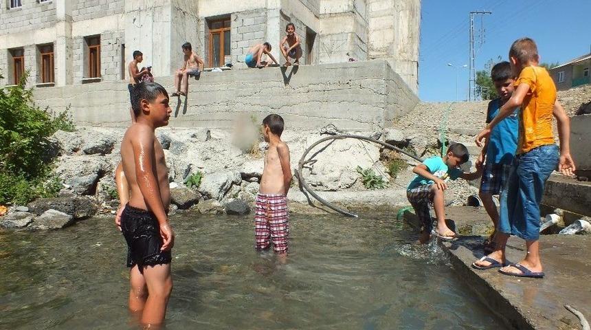 Malazgirtli &Ccedil;ocuklar, S&uuml;phan Dağı&rsquo;ndan Gelen Suyla Serinliyor