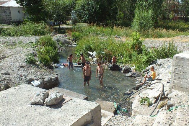 Malazgirtli &Ccedil;ocuklar, S&uuml;phan Dağı&rsquo;ndan Gelen Suyla Serinliyor 1