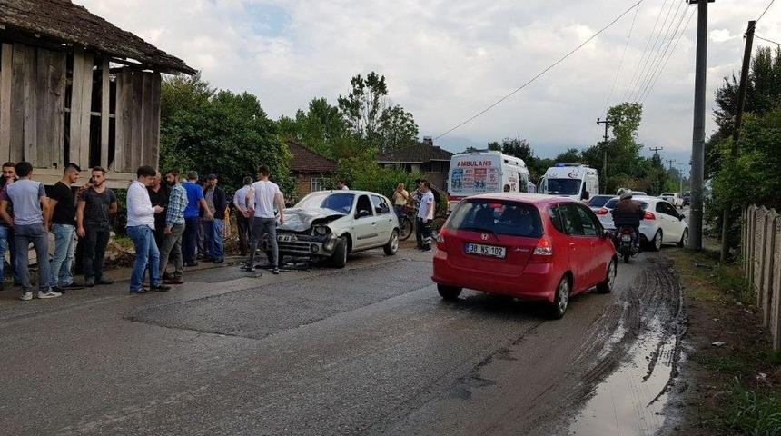 İki Otomobil &Ccedil;arpıştı; 2 Yaralı