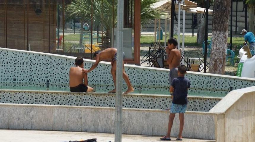 Aydın&rsquo;da &Ccedil;ocuklar S&uuml;s Havuzunda Serinliyor